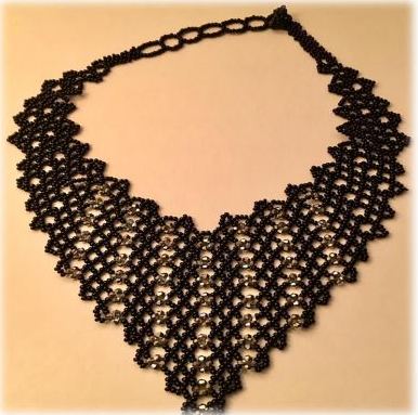 Collar en forma de V negro y gris hecho a mano