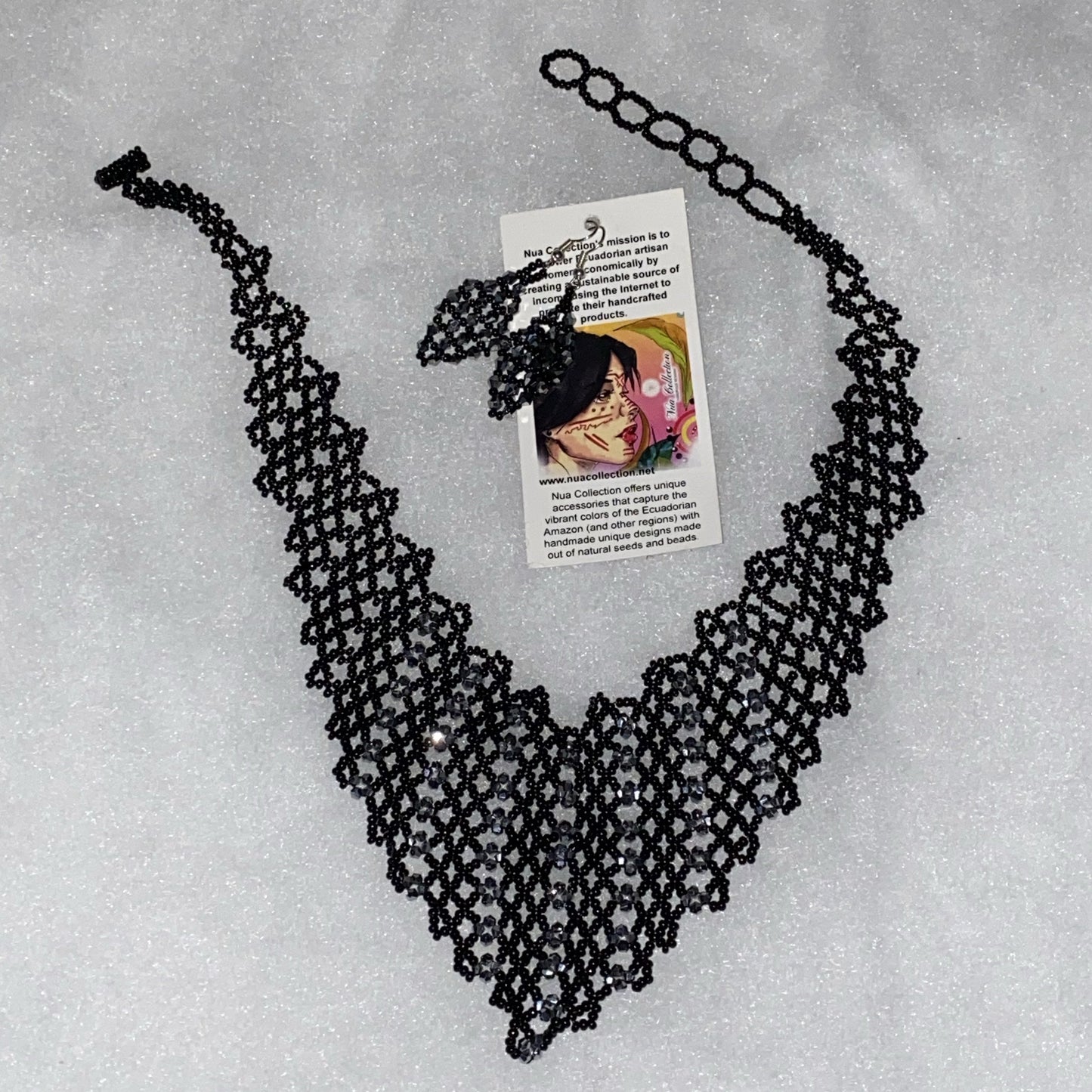 Collar en forma de V negro y gris hecho a mano